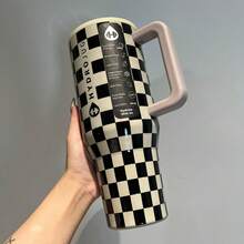 High-Quality Appearance HYDRO-JUG, 40 Oz, Featuring Patterns Of Pink And White, Coffee, Black And White, And Checks. It Is A Stainless Steel Insulated Water Bottle With Vacuum Insulation, Equipped With A Handle, A Straw, And A Leak-Proof Lid. Three Models: The Pink And White Pattern Is Refreshing And Clean, With A Sweet And Energetic Vibe; The Coffee Pattern Is Retro And Luxurious, With High-Quality Texture; The Black And White Pattern Is Classic And Versatile, With A Unique Style. Long-Lasting Insulation For Hot Or Cold Drinks, Shockproof And Leak-Proof, Comfortable To Hold. It Covers All Scenarios Such As Commuting, Office Work, Sports, Outdoor Activities, Home Use, Library Study, Afternoon Tea, And Short Trips. It Is Suitable For Students, White-Collar Workers, And Fashionable Men And Women. It Combines Appearance And Practicality, And Is Exquisite And Versatile For Gift-Giving On Festivals And Birthdays. - 黑白格 - 查看 1