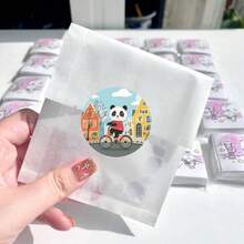 500張/捲，可愛騎單車動物貼紙，卡通綠葉動物圖案貼紙，完美小禮物。DIY貼紙。快樂父親節，返校季節。10種不同圖案。PVC材質，適用於禮物包裝標籤、水瓶裝飾。剪貼簿裝飾、禮物包裝裝飾、教室獎勵用品、學習文具裝飾、剪貼簿貼紙等。最愛產品裝飾貼紙、文具封口標籤 - 彩色 - 查看 3