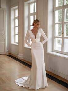 Elegant Crew Neck Long Sleeve Bishop Sleeve A-Line Gown In Luxe Satin – Captivating Floor-Length Dress Featuring A Refined Crew Neckline And Dramatic Bishop Sleeves That Add Volume And Grace. The Classic A-Line Silhouette Flows Beautifully From The Fitted Bodice, Creating A Sophisticated Look Ideal For Formal Occasions. Versatile Enough For Spring Bridal Events, Autumn Fundraising Galas, Or Winter Formals, Its Timeless Design Complements Pearl Jewelry And Heels Beautifully. Suitable For Black-Tie Affairs, Rehearsal Dinners, And Upscale Resort Evenings Where Sophisticated Style Commands Attention Without Compromise. The Smooth Satin Finish Adds A Touch Of Luxury To Every Movement. - trắng - Xem 1