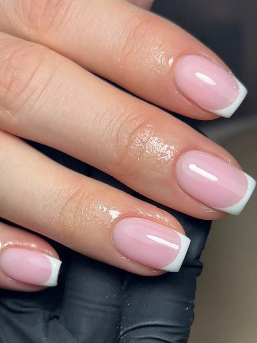 Tạo nên bộ móng tay quyến rũ với bộ móng giả gel vuông ngắn 24 miếng này. Kiểu móng Pháp cổ điển, tối giản, che phủ toàn bộ móng, phù hợp cho cả phụ nữ và các bạn gái. Bộ sản phẩm bao gồm 1 tờ giấy dán và 1 miếng gel mini. Sản phẩm móng được giao ngẫu nhiên.