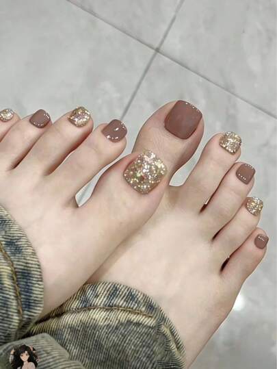 24 móng giả vuông ngắn, màu be ánh kim, phối hợp nhiều màu sắc, kèm 1 dũa móng và 1 gel gel.