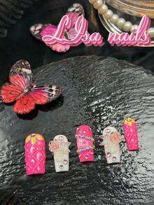 Bộ 10 móng tay acrylic vuông, móng màu đỏ hồng, nhuộm tie-dye trắng & đỏ hồng, họa tiết lá xanh vẽ tay & họa tiết lưới kim cương trong suốt mô phỏng vân dâu tây, kim cương 3D màu hồng tím & kim cương óng ánh & nơ óng ánh trong suốt & cánh hoa hồng óng ánh & bướm và các phụ kiện làm móng khác. - Màu Hồng Tươi - Xem 7