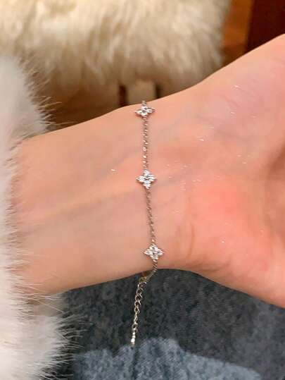 1 chiếc vòng tay đính hạt hoa sang trọng, thanh lịch, phù hợp cho phụ nữ đeo hàng ngày, dự lễ hội và tiệc tùng.