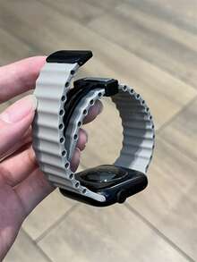 1条磁性硅胶表带，兼容 46/45/41/40/42/38/49/44mm，适用于SE/S11/10/9/8/7/SE4/5/6/3/2/1 Ultra 3/2/1，配件齐全，适合春、夏、秋、冬四季佩戴。 - 岩石灰 - 查看 3