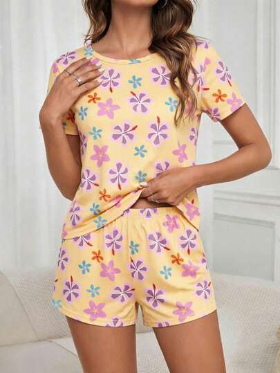 Bộ đồ ngủ 2 mảnh gồm áo tay ngắn và quần short in họa tiết hoa dành cho nữ.