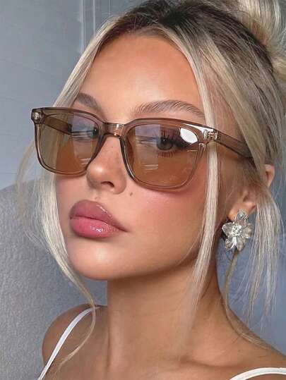 一副女士棕色镜框PC眼镜，温柔优雅时尚