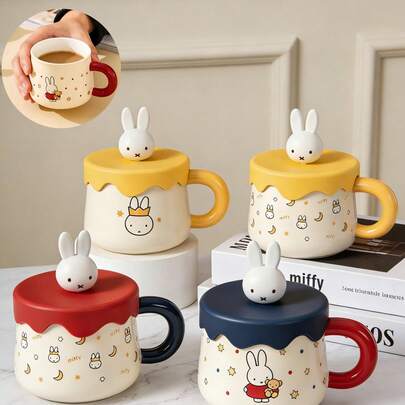 Cốc sứ Miffy dung tích 400ml, họa tiết Miffy kinh điển, chất liệu sứ nung ở nhiệt độ cao, thiết kế nắp lượn sóng tinh tế, lớp men mịn, tay cầm thoải mái, đáy chống trượt, chịu nhiệt, bền, dễ vệ sinh, hình in không phai màu, thích hợp cho cả đồ uống nóng và lạnh, đóng gói riêng lẻ, lý tưởng cho gia đình, văn phòng, quán cà phê, sử dụng hàng ngày trên bàn làm việc, món quà hoàn hảo cho người hâm mộ phim hoạt hình, người hâm mộ Miffy, bạn bè, gia đình, đồng nghiệp.