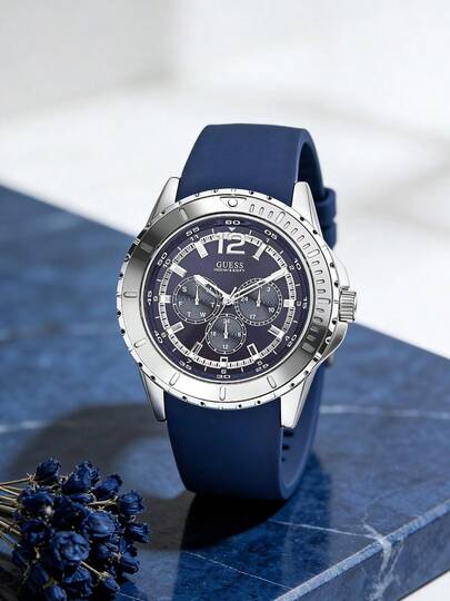  Guess 男士石英表，石英机芯，不锈钢表壳，树脂表带，指针式手表，防水深度达 100 米，适合日常、运动等场合 W0485G1 W0485G3