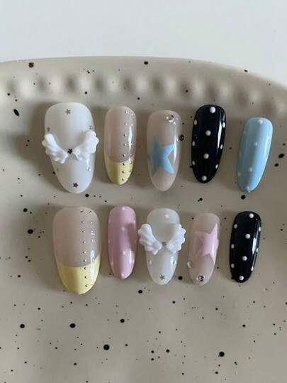10片中长椭圆形美甲贴片 - 手工制作马卡龙粉彩撞色，饰以3D白色翅膀、星星点缀、波点和金属铆钉 | 甜美可爱卡哇伊美甲，适合日常佩戴/外出/约会 | 赠品：1张强力果冻胶 + 1个迷你指甲锉，可重复使用，精致美甲
