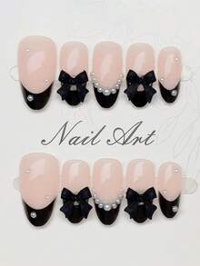 10片纯手工制作的中号杏仁形美甲贴片，以裸色粉为底，搭配黑色法式风格、立体蝴蝶结和珍珠，完美融合了法式优雅与甜美少女的青春活力，既高贵又百搭。温柔优雅的可爱美甲，适合女士和女孩在春夏秋冬的各种节日派对和日常生活中使用。 - 黑色 - 查看 1