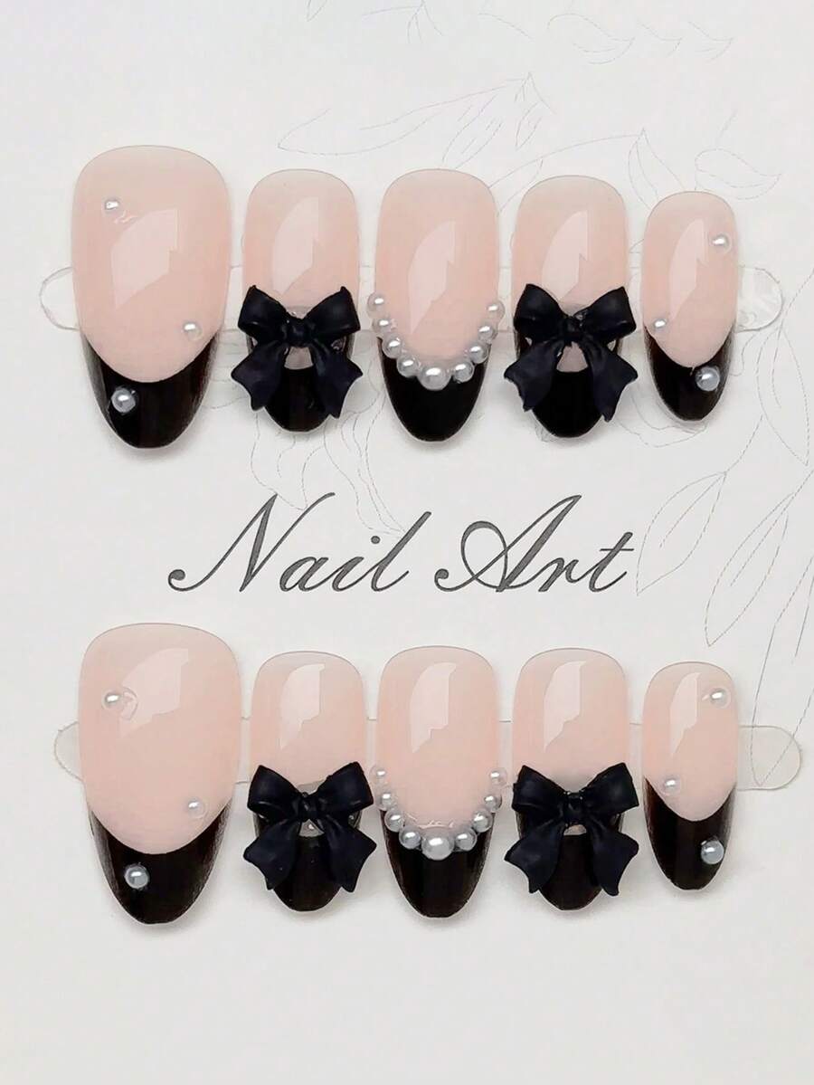 10片纯手工制作的中号杏仁形美甲贴片，以裸色粉为底，搭配黑色法式风格、立体蝴蝶结和珍珠，完美融合了法式优雅与甜美少女的青春活力，既高贵又百搭。温柔优雅的可爱美甲，适合女士和女孩在春夏秋冬的各种节日派对和日常生活中使用。 - 黑色 - 查看 1