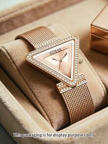 Guess 女士优雅水晶镶嵌三角表盘腕表，玫瑰金金属网状表带，几何镂空三角表盘搭配闪耀水晶表圈，简约时尚，适合办公、日常、休闲佩戴。 - 粉色 - 查看 1