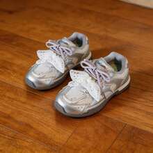 男女童透气运动鞋，休闲系带圆头设计，欧版版型，穿着舒适，织物内衬搭配PVC合成革鞋面，EVA轻质减震鞋底，适合上学、户外活动等场合，简约时尚，防滑，四季皆宜，性价比高。 - 銀色 - 查看 7