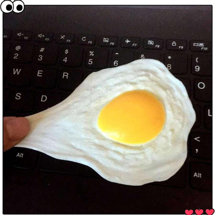 柔软Q弹煎蛋玩具 - 趣味新颖逼真的软绵绵煎蛋，逼真的蛋黄和蛋白挤压玩具 - 休闲减压玩具 - 有助于缓解焦虑，提升注意力，适合作为生日礼物、派对礼物、节日礼物、圣诞袜填充物、恶作剧礼物等等！ - 柔软、新颖、有趣的恶搞礼物 - 生日礼物 - 节日礼物