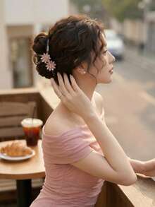 1 chiếc kẹp tóc hình hoa pha lê màu xanh băng lớn 13cm, thanh lịch, phụ kiện tạo kiểu tóc búi đa năng, kẹp tóc tinh tế và duyên dáng, phù hợp với trang phục mùa hè của bé gái. - Trong sáng - Xem 5