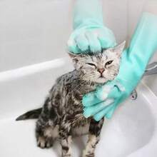 硅胶宠物洗澡手套，适用于猫、狗和其他宠物的实用美容工具。手套表面覆盖柔软的硅胶刷毛/按摩珠，可深层清洁宠物毛发，并在洗澡时提供按摩。 - 彩色 - 查看 3