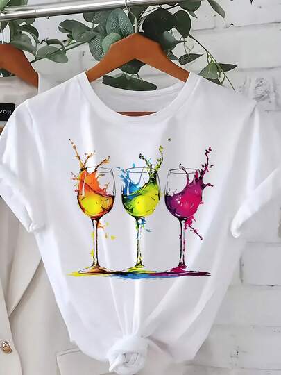 Blouse Gym Wear Men Oranje Kleding Koningsdag Jersey HerenBluse Fitnessbekleidung Herren Oranje Kleidung Königstag Fußballtrikot Herren Trikot En Ninetta Plus Size Damen Freizeit Kurzeärmel-Shirt - Bright Geometric Wine Glass Print, Stretchy Crew Neck Shirt, Machine Washable, All Year Round Comfort, Women's Shirts, Versatile Clothing, Playful Design, Non-Transparent Fabric.