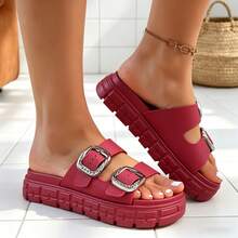 FZY Spring And Summer Women's Thick-Soled Double-Strap Slide Sandals, With Silver Carved Metal Buckles On The Upper For Adjustable Tightness To Fit Different Foot Shapes; Crafted From Soft, Skin-Friendly Matte Faux Leather, Featuring A Hollow-Out Design For Breathability And No Stuffiness, With An Anti-Slip And Wear-Resistant Outsole That Increases Height, Elongates Legs And Buffers Walking Pressure, As Height-Increasing Casual Shoes; With A Sweet And Cool Casual Style, Suitable For Daily Outings, Commuting, Dates, Vacations And Other Scenarios, As Outdoor Casual Slippers; Versatile With Jeans, Dresses, Shorts And Wide-Leg Pants, Easily Creating Sophisticated Or Vibrant Looks, As Casual Commuter Shoes, A Fashion Item That Matches All Summer Outfits; Helping You Balance Comfort And Style, Say Goodbye To Matching Troubles, Easily Enhance The Delicacy Of Your Overall Look, And Meet Women's Needs For Practical, Beautiful All-Match Summer Sandals, As Beach Outdoor Casual Shoes. - Đỏ - Xem 4