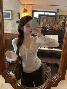 Áo thun dài tay cổ chữ V viền ren kiểu Pháp thanh lịch dành cho nữ, áo crop top ôm dáng kiểu BM thắt nơ mùa thu. - Màu be - Xem 2