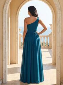 这款迷人的伴娘礼服采用不对称领口设计，饰有褶裥细节，并在大腿处开衩至时尚高位，采用镂空面料。 - 藏蓝色 - 查看 2