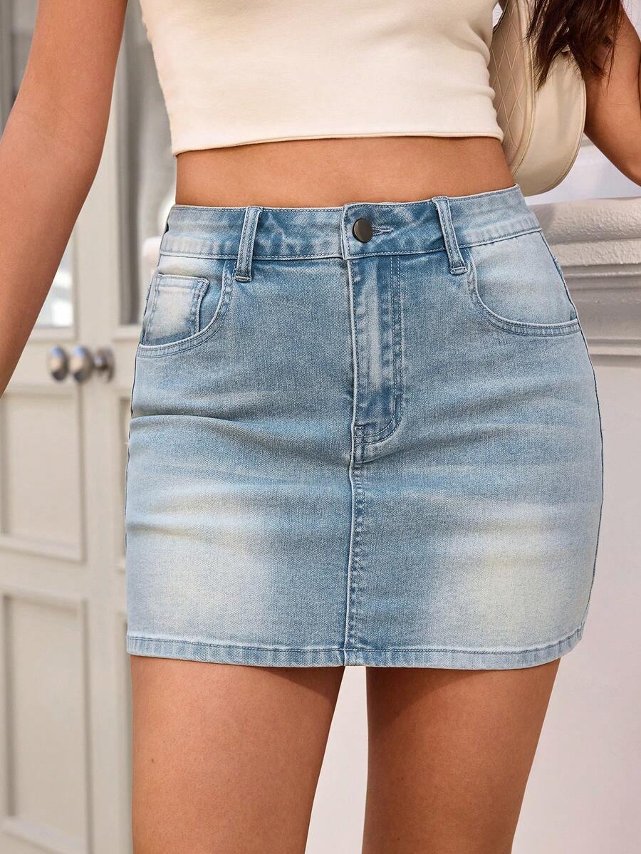 Chân váy mini denim dáng ôm dành cho nữ, được làm từ chất liệu denim co giãn vừa phải, kiểu dáng suôn thẳng, tạo nên vẻ ngoài thời trang thường ngày. - Rửa nhẹ - Xem 1