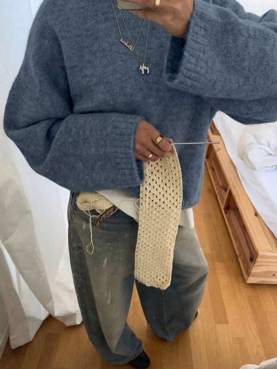 VIBEWAVE Retro American Style Crew Neck Sweater, Slouchy Elegant Vibe For Autumn/Winter - Blue - View 1