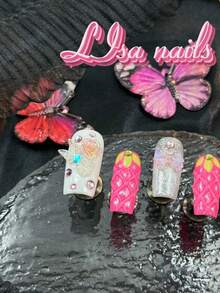 Bộ 10 móng tay acrylic vuông, móng màu đỏ hồng, nhuộm tie-dye trắng & đỏ hồng, họa tiết lá xanh vẽ tay & họa tiết lưới kim cương trong suốt mô phỏng vân dâu tây, kim cương 3D màu hồng tím & kim cương óng ánh & nơ óng ánh trong suốt & cánh hoa hồng óng ánh & bướm và các phụ kiện làm móng khác. - Màu Hồng Tươi - Xem 5