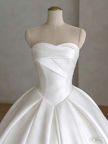 Glamorous Strapless A-Line Wedding Dress With Chic Open Back In Satin – Sophisticated Floor-Length Bridal Gown Featuring A Flattering Corset Bustier, Daring Rear Cutout, And Lustrous Satin Silhouette, Perfect For Weddings, Christmas Galas, Halloween Balls, Formal Dances, Birthday Celebrations, And Special Evening Events. A Versatile Choice For Wedding Receptions, Holiday Parties, Anniversary Dinners, Luxury Getaways, Black-Tie Occasions, Cocktail Gatherings, Bridal Showers, Wedding Guest Attire, Graduation Formals, Homecoming Events, And As A Modern Bridesmaid Or Festive Evening Gown. - trắng - Xem 2