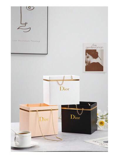 Hộp quà hoa có tay cầm dạng dây xích cho Ngày Valentine, hộp đựng bó hoa 3D có thể gập lại, hộp quà tặng, thích hợp cho hoa tươi, hoa khô, quà tặng thủ công và quà lưu niệm. Được làm từ bìa cứng dày và dây xích kim loại, chắc chắn, chống thấm nước và chống biến dạng. Thiết kế có thể gập lại giúp tiết kiệm không gian lưu trữ, kiểu dáng đơn giản và thanh lịch, có nhiều màu sắc, lý tưởng cho đám cưới, sinh nhật, Ngày của Mẹ, Ngày Valentine và các dịp khác, cũng thích hợp để trưng bày tại cửa hàng hoa, làm cho các tác phẩm nghệ thuật hoa trở nên sang trọng và thời trang hơn, vật liệu đóng gói lý tưởng cho các cửa hàng hoa, cửa hàng quà tặng và những người đam mê DIY.