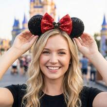 Disney 带红色亮片蝴蝶结的米老鼠耳朵发箍 – 经典的黑色米老鼠耳朵，适合女性和女孩，是乐园、主题公园、派对和角色扮演的完美之选 – 均码，适合大多数人佩戴，可用于户外活动、度假、旅行、服装配饰和送礼。 - 彩色 - 查看 7