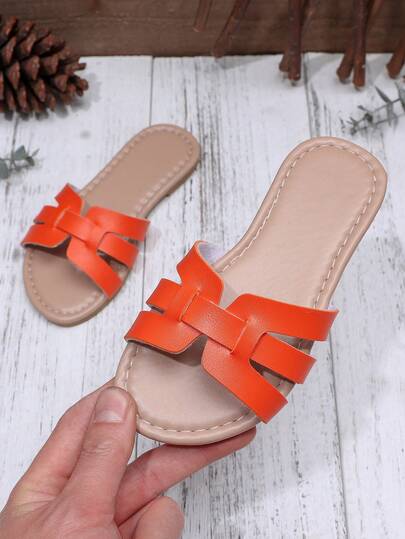 一双女童橙色 H 型带编织柔软 PU 轻便时尚奢华露趾平底休闲简约沙滩拖鞋，适合儿童夏季海边度假和沙滩玩耍。