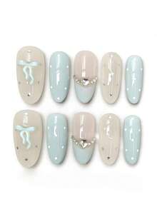 Bộ 10 móng tay mang tên Cyan Bow Star Diamond. Bộ móng này có sự kết hợp nhẹ nhàng giữa tông màu nude sữa, xanh băng giá và hồng phấn, cùng với họa tiết nơ màu xanh lam 3D, điểm nhấn ngôi sao bạc và chi tiết kim cương hình trái tim. Lớp sơn bóng bắt sáng như những chiếc nơ và ngôi sao màu xanh lam lấp lánh ánh kim cương, tạo nên một vẻ ngọt ngào, mộng mơ. - Màu xanh nhạt - Xem 1