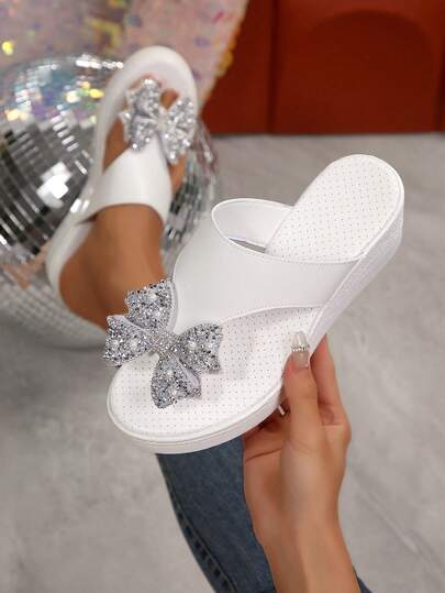 Sandal đế xuồng hở gót bằng chất liệu PU mới mùa hè, kiểu dáng tối giản một quai với nơ và ngọc trai trang trí, hở mũi, thích hợp cho đi làm, du lịch và đi biển.