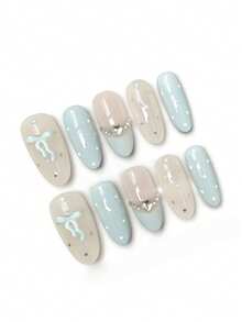 Bộ 10 móng tay mang tên Cyan Bow Star Diamond. Bộ móng này có sự kết hợp nhẹ nhàng giữa tông màu nude sữa, xanh băng giá và hồng phấn, cùng với họa tiết nơ màu xanh lam 3D, điểm nhấn ngôi sao bạc và chi tiết kim cương hình trái tim. Lớp sơn bóng bắt sáng như những chiếc nơ và ngôi sao màu xanh lam lấp lánh ánh kim cương, tạo nên một vẻ ngọt ngào, mộng mơ. - Màu xanh nhạt - Xem 2