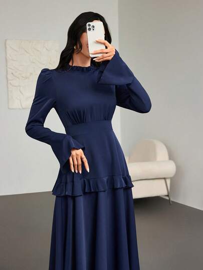 这款优雅的复古法式连衣裙采用多层设计，饰有荷叶边领口和下摆，A字宽松剪裁，喇叭袖，以及流苏肩部点缀。非常适合春秋季穿着，也是参加派对的理想之选。