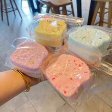 1个手工制作的高品质柔软Q弹吐司玩具，巴斯克蛋糕纹理，慢回弹吐司软玩具，触感柔软，回弹缓慢，可挤压吐司玩具，2026年新款，适合作为礼物送给朋友，节日、生日、收藏品 - 彩色 - 查看 2