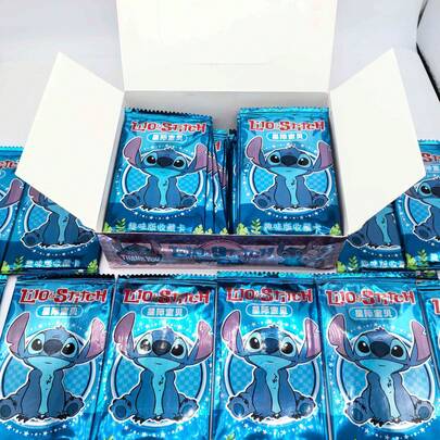 Miniso 名创优品迪士尼史迪奇收藏卡盲盒，32包史迪奇和安琪趣味收藏卡，稀有全息和炫彩卡，适合作为生日、圣诞节、复活节、情人节礼物、派对礼品，粉丝专属盲盒系列