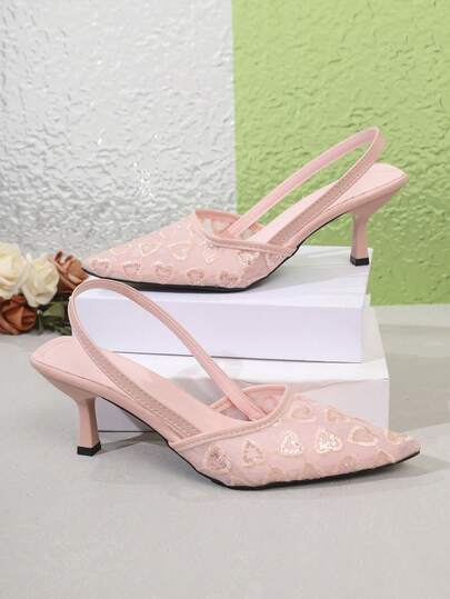 Một đôi sandal cao gót mũi nhọn thêu hình trái tim bằng vải lưới bóng mượt kiểu dáng mùa hè, được thiết kế đặc biệt dành cho thanh thiếu niên - Kiểu dáng này rất đa năng và phù hợp cho các hoạt động hàng ngày, mua sắm ở trung tâm thương mại, dự tiệc và các sự kiện khác. Chúng dễ dàng phối hợp với nhiều trang phục, vừa thời trang, xinh đẹp, vừa thoải mái.