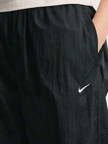 Nike Sportswear 女款防水中腰轻便运动裤 IO3377-010 - 黑色 - 查看 3