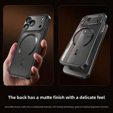 超薄磁吸手机壳，兼容 17、17 Pro Max、16、15、14、13、12、11 Plus 和 17 Pro Max 等机型。瞬间将任何机型升级为时尚的 17 系列外观。支持无线充电。镀层保护外壳。 - 黑色 - 查看 5