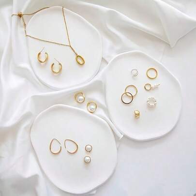 1 Khay đựng trang sức thanh lịch - Khay đựng trang sức hình bầu dục, cạnh được mài nhẵn, phù hợp cho gia đình, văn phòng, salon, thương mại điện tử - Khay trưng bày bằng nhựa bền chắc cho bông tai, nhẫn, dây chuyền, đồng hồ, chìa khóa - Món quà hoàn hảo cho người yêu trang sức, phụ kiện trang trí nhà cửa, thiết kế tối giản, bề mặt được đánh bóng, vật dụng thiết yếu cho chủ cửa hàng.