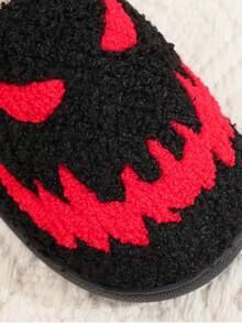 1 par de pantuflas de felpa negras de Halloween, pantuflas de felpa con bordado de patrones de demonios de dibujos animados punk para hombres y mujeres, pantuflas de interior con suela antideslizante gruesa, cálidas para otoño/invierno, regalo perfecto para el otoño y la temporada de miedo - Negro - Ver 6