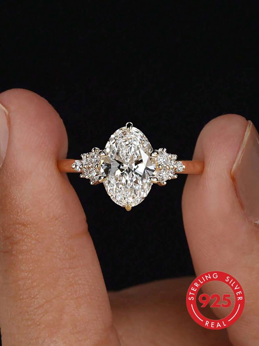 1 chiếc nhẫn bạc S925 đính kim cương hình bầu dục 4 chấu, kiểu dáng châu Âu thanh lịch dành cho nữ, tinh tế và độc đáo, phù hợp cho các buổi dạ hội, họp mặt và tiệc tùng, món quà trang sức cao cấp dành cho phụ nữ.