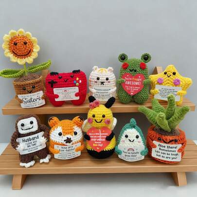 手工钩织桌面摆件：奇趣科幻人物、动植物主题玩偶和可爱卡通设计——一份温馨的手工礼物，带来欢乐和正能量。它们是送给挚友、女友或姐妹的绝佳生日礼物，也是表达友谊的小小信物。无论是送给妈妈、奶奶、女士、男士、男孩、女孩、同事还是家人，都是理想的礼物之选。