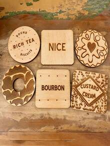 6件套经典木质杯垫，耐热杯垫，图案包括波旁威士忌、蛋奶馅饼、英式早餐茶、果酱三明治饼干等 - 手工木质家居装饰，适用于家庭、酒吧、办公室、派对、厨房用品、厨房配件、餐桌杯垫、节日装饰、乔迁礼物、装饰牌匾及配件，是节日庆典的完美礼物，适合送给女性、男性、母亲和父亲。 - 彩色 - 查看 5