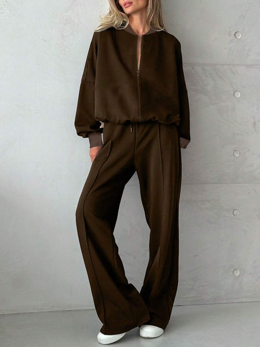 Bộ áo nỉ cổ đứng gân sọc dành cho nữ, kiểu dáng rộng rãi thoải mái và tiện dụng cho mùa xuân.