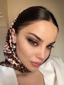 1 st. 2026 vår/sommar dam klassisk leopardmönstrad satin solskyddsmedel multifunktionell daglig huvudduk - kaffe - Visa 7