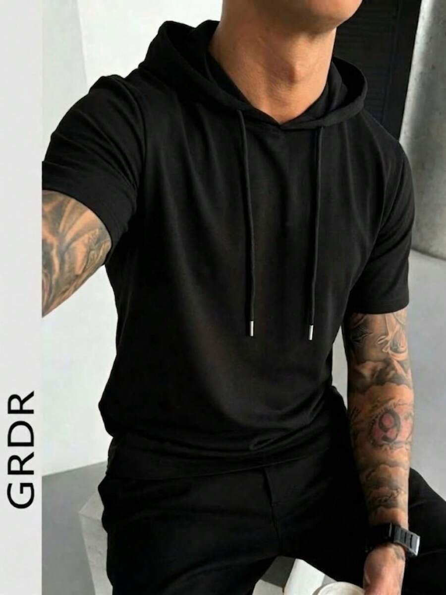 Camiseta de manga corta con capucha casual y deportiva de verano para hombres GRDR, de unicolor minimalista y elegante, adecuada para correr y uso diario - Negro - Ver 1