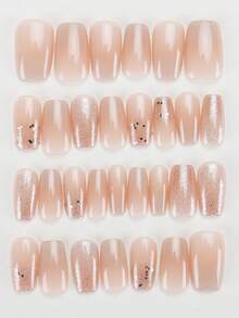 30 piezas de uñas postizas de estilo cuadrado corto/transparente y nude suave, de estilo de viaje. Basado en el color nude gris lechoso, integra destellos finos, mezcla y elementos de color, con un estilo minimalista y de alta gama que es discreto y no ostentoso. Es un "estilo universal" adecuado para el viaje diario, el lugar de trabajo y las citas, mostrando tanto la blancura como el temperamento, captando perfectamente una sensación relajada. - Multicolor - Ver 4