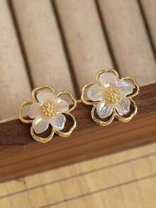 Bộ 5 đôi bông tai cao cấp độc đáo, tối giản kiểu Pháp, thanh lịch, thiết kế hình giọt nước hoa trắng tinh tế, đính ngọc trai giả, thích hợp cho phụ nữ đeo vào mùa xuân/hè, đi nghỉ mát, dự tiệc, tiệc chiêu đãi. - Vàng kim + trắng - Xem 10